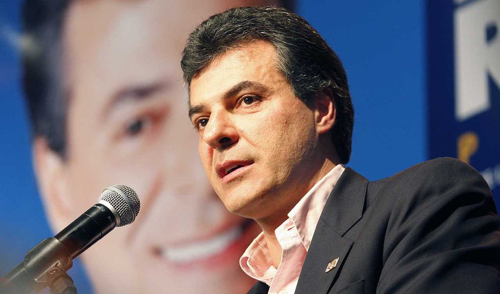 A crise financeira e de gestão do governo Beto Richa (PSDB) parece estar influenciando o humor dos paranaenses; segundo levantamento da Paraná Pesquisa, especial para o Blog do Esmael, neste mês de março, 50% dos curitibanos aprovam a administração do tucano ante 46 que desaprovam; em dezembro de 2013, portanto, há três meses 71% aprovavam e 25% o desaprovavam (Foto: Leonardo Lucena) A crise financeira e de gestão do governo Beto Richa (PSDB) parece estar influenciando o humor dos paranaenses; segundo levantamento da Paraná Pesquisa, especial para o Blog do Esmael, neste mês de março, 50% dos curitibanos aprovam a administração do tucano ante 46 que desaprovam; em dezembro de 2013, portanto, há três meses 71% aprovavam e 25% o desaprovavam