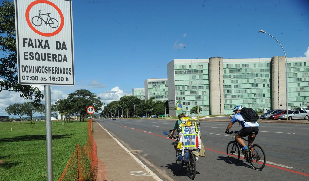 O número de ciclistas mortos nas vias do Distrito Federal caiu 62,6% em dez anos; foram 27 acidentes fatais com bicicletas em 2013, contra 69 ocorrências em 2003; os dados divulgados pelo Detran marcam o Dia Mundial do Ciclista, celebrado em 15 de abril; segundo o boletim Bicicletas 2013, em 2012 foram registrados 32 acidentes fatais envolvendo ciclistas, 15,6% menos que no ano passado (Foto: Leonardo Lucena) O número de ciclistas mortos nas vias do Distrito Federal caiu 62,6% em dez anos; foram 27 acidentes fatais com bicicletas em 2013, contra 69 ocorrências em 2003; os dados divulgados pelo Detran marcam o Dia Mundial do Ciclista, celebrado em 15 de abril; segundo o boletim Bicicletas 2013, em 2012 foram registrados 32 acidentes fatais envolvendo ciclistas, 15,6% menos que no ano passado