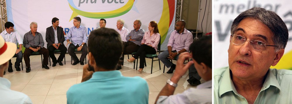"Em vez de choque de gestão, que o governo do estado propagandeia enquanto a realidade mostra o contrário, Minas precisa de um choque de gente", atacou o pré-candidato do PT em reunião com prefeitos e lideranças no município de Ubá na Zona da Mata; segundo Fernando Pimentel, "não se governa encastelado na capital" (Foto: Gisele Federicce) "Em vez de choque de gestão, que o governo do estado propagandeia enquanto a realidade mostra o contrário, Minas precisa de um choque de gente", atacou o pré-candidato do PT em reunião com prefeitos e lideranças no município de Ubá na Zona da Mata; segundo Fernando Pimentel, "não se governa encastelado na capital"