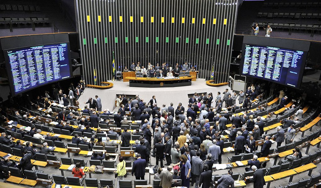 Ministério Público Federal apresentou denúncia à Justiça Federal em Brasília contra 20 pessoas acusadas de fraude no Programa de Assistência e Educação Pré-Escolar da Câmara dos Deputados; fraudes eram feitas com recibos falsos de mensalidades escolares que eram reembolsadas pelo programa de assistência da Câmara; irregularidades eram cometidas por funcionários que não trabalhavam na Casa, um ex-deputado e funcionárias de escolas
(Foto: Valter Lima) Ministério Público Federal apresentou denúncia à Justiça Federal em Brasília contra 20 pessoas acusadas de fraude no Programa de Assistência e Educação Pré-Escolar da Câmara dos Deputados; fraudes eram feitas com recibos falsos de mensalidades escolares que eram reembolsadas pelo programa de assistência da Câmara; irregularidades eram cometidas por funcionários que não trabalhavam na Casa, um ex-deputado e funcionárias de escolas