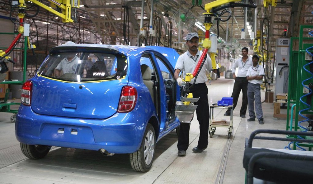 A Nissan inaugurou, em Resende, no sul fluminense, uma fábrica que deverá empregar até 2 mil pessoas. Mesmo antes do início da produção, a empresa já tem 1.800 funcionários; a estimativa do governo estadual é gerar outros 2 mil empregos indiretos, uma vez que só a Nissan já atraiu 10 fornecedores; a planta, que custou R$ 2,6 bilhões, deverá produzir 200 mil automóveis por ano e não só montará o veículo como também produzirá o motor (Foto: Leonardo Lucena) A Nissan inaugurou, em Resende, no sul fluminense, uma fábrica que deverá empregar até 2 mil pessoas. Mesmo antes do início da produção, a empresa já tem 1.800 funcionários; a estimativa do governo estadual é gerar outros 2 mil empregos indiretos, uma vez que só a Nissan já atraiu 10 fornecedores; a planta, que custou R$ 2,6 bilhões, deverá produzir 200 mil automóveis por ano e não só montará o veículo como também produzirá o motor