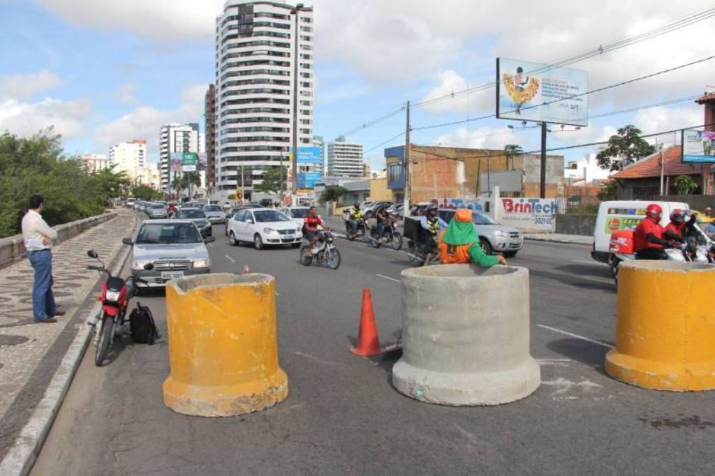 Mas não desiste da intervenção faraônica dos sonhos do prefeito João Alves Filho (DEM); ele deseja aterrar o rio em 40 metros para construir novo calçadão; decisão judicial deu prazo de 30 dias para obras emergenciais; prazo acaba neste domingo; para realizar obra maior, prefeitura precisa de estudos de impacto ambiental (Foto: Valter Lima) Mas não desiste da intervenção faraônica dos sonhos do prefeito João Alves Filho (DEM); ele deseja aterrar o rio em 40 metros para construir novo calçadão; decisão judicial deu prazo de 30 dias para obras emergenciais; prazo acaba neste domingo; para realizar obra maior, prefeitura precisa de estudos de impacto ambiental