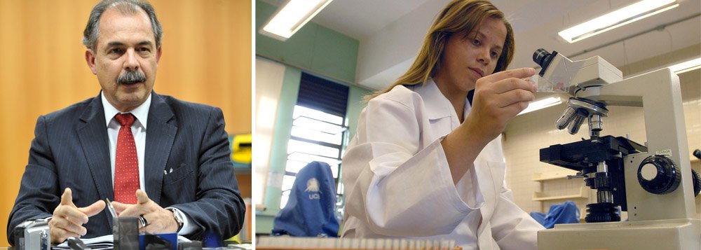 Tribunal de Contas da União estima que o Ministério da Educação, de Aloizio Mercadante, tenha economizado mais de R$ 325 milhões em 2013 com alterações legislativas e melhorias na gestão e nos instrumentos de controle de programas como o ProUni e o Fies (Foto: Gisele Federicce) Tribunal de Contas da União estima que o Ministério da Educação, de Aloizio Mercadante, tenha economizado mais de R$ 325 milhões em 2013 com alterações legislativas e melhorias na gestão e nos instrumentos de controle de programas como o ProUni e o Fies