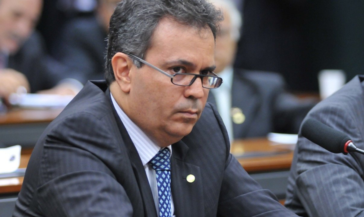 Presidente do PDT na Bahia, o deputado Félix Mendonça Jr. diz que encontro com Jaques Wagner e o presidente nacional do PDT, Carlos Lupi, hoje, será apenas para conversar; "Não tem nada de pressão, nada de colocar ninguém na parede. Será encontro do presidente nacional Carlos Lupi, com o deputado Marcelo Nilo, com o governador. É uma expectativa normal. Eu até vi uma notícia em um jornal de que o PDT teve que trazer o presidente nacional. É um prestígio ter o presidente nacional aqui em todo momento com a gente" (Foto: Romulo Faro) Presidente do PDT na Bahia, o deputado Félix Mendonça Jr. diz que encontro com Jaques Wagner e o presidente nacional do PDT, Carlos Lupi, hoje, será apenas para conversar; "Não tem nada de pressão, nada de colocar ninguém na parede. Será encontro do presidente nacional Carlos Lupi, com o deputado Marcelo Nilo, com o governador. É uma expectativa normal. Eu até vi uma notícia em um jornal de que o PDT teve que trazer o presidente nacional. É um prestígio ter o presidente nacional aqui em todo momento com a gente"