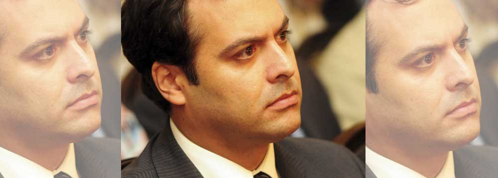 Durante a primeira agenda no interior de Pernambuco, o pré-candidato pela frente governista esteve nesse domingo no desfile de Papangus de Bezerros, acompanhado de Eduardo Campos e aliados; foram cerca de 40 minutos de caminhada que Eduardo Campos roubou a cena (Foto: Itevaldo Junior) Durante a primeira agenda no interior de Pernambuco, o pré-candidato pela frente governista esteve nesse domingo no desfile de Papangus de Bezerros, acompanhado de Eduardo Campos e aliados; foram cerca de 40 minutos de caminhada que Eduardo Campos roubou a cena