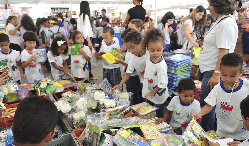 Mais de 110 mil pessoas já passaram pela 2ª Bienal Brasil do Livro e da Leitura de Brasília, que ocorre até o próximo dia 21, na Esplanada dos Ministérios; o público é formado principalmente por alunos de escolas públicas e privadas que, nas primeiras horas da manhã já garantem um movimento intenso na entrada do evento; estimativas dos organizadores apontam que, por dia, eles representam mais de 10 mil visitantes
(Foto: Leonardo Lucena) Mais de 110 mil pessoas já passaram pela 2ª Bienal Brasil do Livro e da Leitura de Brasília, que ocorre até o próximo dia 21, na Esplanada dos Ministérios; o público é formado principalmente por alunos de escolas públicas e privadas que, nas primeiras horas da manhã já garantem um movimento intenso na entrada do evento; estimativas dos organizadores apontam que, por dia, eles representam mais de 10 mil visitantes