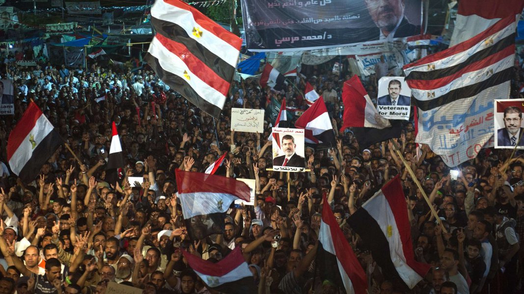 Entidade que apoia o presidente deposto do Egito Mohamed Mursi recomendou aos egípcios que saiam às ruas. Na semana passada, em três dias, confrontos entre manifestantes e forças de segurança provocaram pelo menos 750 mortos (Foto: Roberta Namour) Entidade que apoia o presidente deposto do Egito Mohamed Mursi recomendou aos egípcios que saiam às ruas. Na semana passada, em três dias, confrontos entre manifestantes e forças de segurança provocaram pelo menos 750 mortos