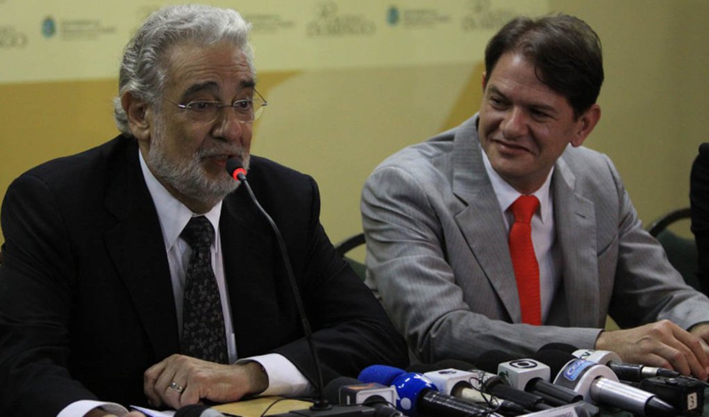 Assinam o documento um grupo de advogados, servidores públicos e o desembargador aposentado Carlos Demóstenes Fernandes; pedido é referente a supostas irregularidades cometidas na realização da festa de inauguração do Centro de Eventos do Ceará; na ocasião, Cid contratou o cantor Plácido Domingos, a um valor de R$ 3,5 milhões, pagos com recursos estaduais, em evento restrito a convidados, sem acesso para o público (Foto: Valter Lima) Assinam o documento um grupo de advogados, servidores públicos e o desembargador aposentado Carlos Demóstenes Fernandes; pedido é referente a supostas irregularidades cometidas na realização da festa de inauguração do Centro de Eventos do Ceará; na ocasião, Cid contratou o cantor Plácido Domingos, a um valor de R$ 3,5 milhões, pagos com recursos estaduais, em evento restrito a convidados, sem acesso para o público