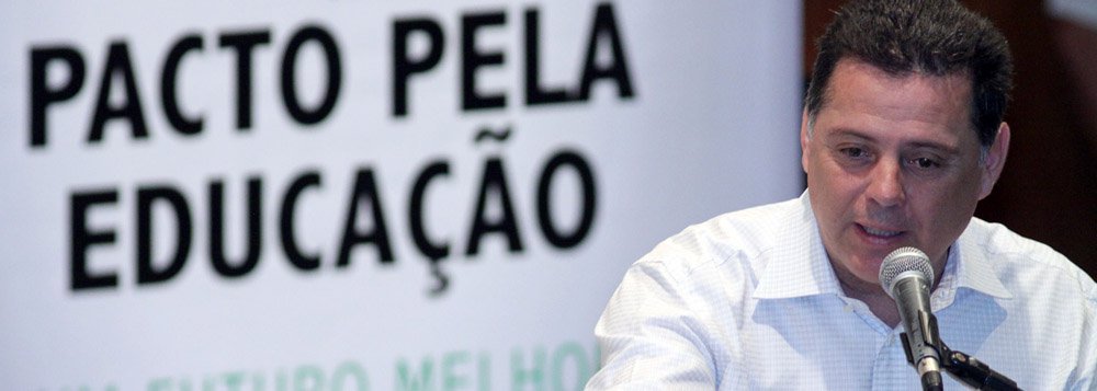 Governador tucano de Goiás voltou a questionar condução da CPI do Cachoeira: “Aquela CPI foi feita para me pegar”; renovou críticas ao ex-presidente petista e disse que as supostas revelações do livro de Tuma Jr. ajudaram a restabelecer a verdade: "Já havia o plano de liberar esses dossiês há 10 dias das eleições de 2010”; durante balanço dos três anos de governo, Perillo disse que definição sobre candidatura à reeleição virá apenas em junho (Foto: Realle Palazzo-Martini) Governador tucano de Goiás voltou a questionar condução da CPI do Cachoeira: “Aquela CPI foi feita para me pegar”; renovou críticas ao ex-presidente petista e disse que as supostas revelações do livro de Tuma Jr. ajudaram a restabelecer a verdade: "Já havia o plano de liberar esses dossiês há 10 dias das eleições de 2010”; durante balanço dos três anos de governo, Perillo disse que definição sobre candidatura à reeleição virá apenas em junho
