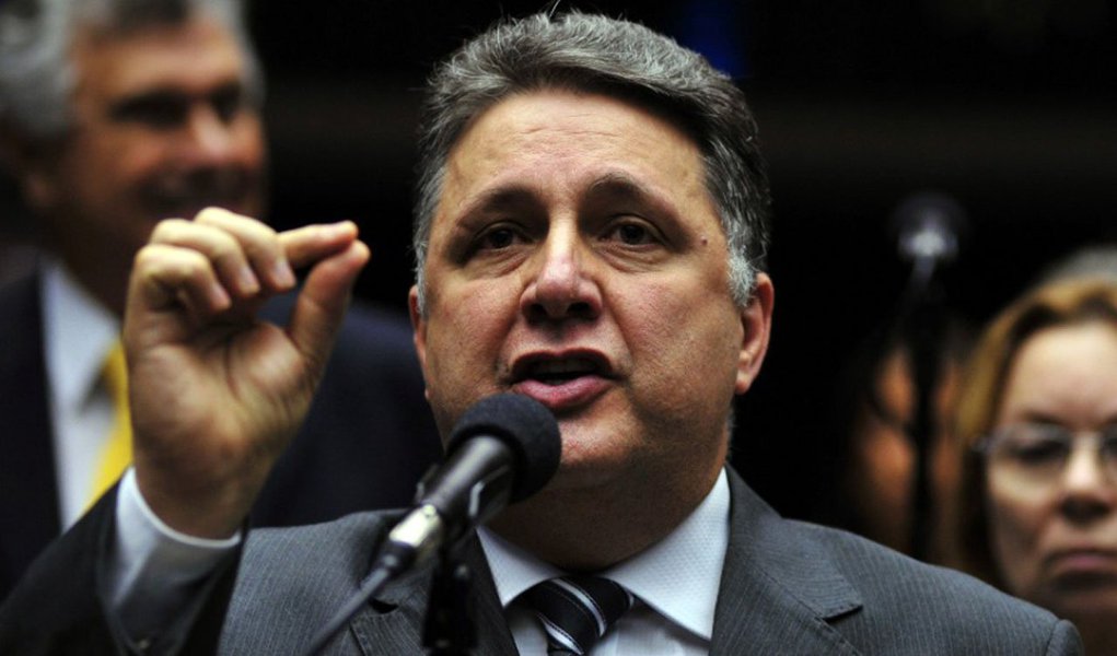 Deputado Anthony Garotinho (PR-RJ) tentou durante toda esta quarta-feira manter seu partido junto do governo, mas, segundo ele próprio admitiu, o racha foi inevitável; parte do partido apoiou votações que aprovaram a convocação de dez ministros do governo para dar explicações aos parlamentares sobre vários projetos do executivo (Foto: Roberta Namour) Deputado Anthony Garotinho (PR-RJ) tentou durante toda esta quarta-feira manter seu partido junto do governo, mas, segundo ele próprio admitiu, o racha foi inevitável; parte do partido apoiou votações que aprovaram a convocação de dez ministros do governo para dar explicações aos parlamentares sobre vários projetos do executivo