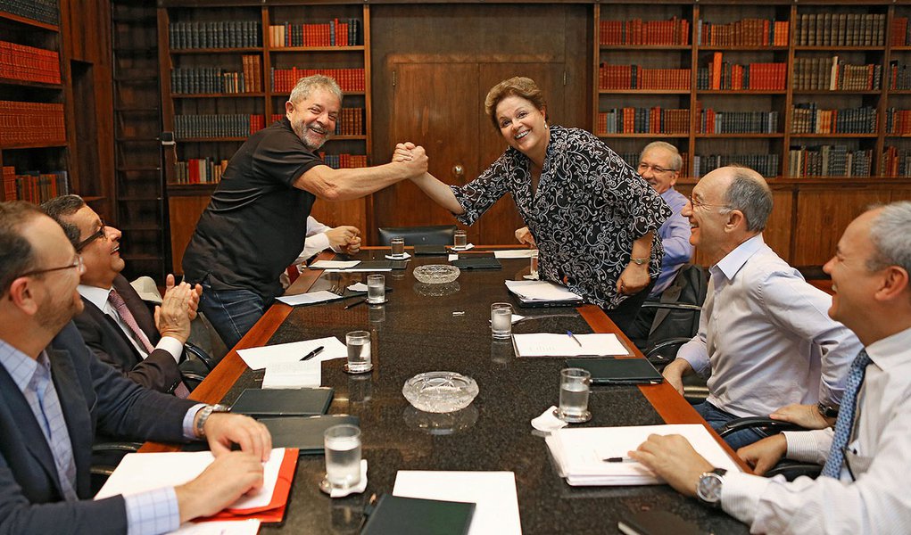 Fernando Britto, editor do Tijolaço, diz que foto do Ricardo Stuckert da recente reunião entre a presidente Dilma Rousseff e o ex-presidente Lula, em Brasília, rebate qualquer crítica ou rumor de rusgas estre eles; “Lula e Dilma sabem que sequer pertencem a si mesmo, pertencem ao povo brasileiro e a ele, só a ele, devem vassalagem e obediência” (Foto: Roberta Namour) Fernando Britto, editor do Tijolaço, diz que foto do Ricardo Stuckert da recente reunião entre a presidente Dilma Rousseff e o ex-presidente Lula, em Brasília, rebate qualquer crítica ou rumor de rusgas estre eles; “Lula e Dilma sabem que sequer pertencem a si mesmo, pertencem ao povo brasileiro e a ele, só a ele, devem vassalagem e obediência”
