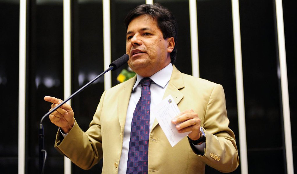 Em mais uma ação, realizada na Câmara dos Deputados, o líder do DEM na Casa, Mendonça Filho (PE), convocou os ministros da Controladoria-Geral da União (CGU), Jorge Hage, e da Saúde, Arthur Chioro, para prestarem esclarecimentos acerca das locações de carros com motoristas pelo Ministério da Saúde, em uma licitação de R$ 34 milhões; a legenda também voltou a questionar a compra de uma refinaria em Pasadena, no Texas (EUA) pela Petrobras (Foto: Paulo Emílio) Em mais uma ação, realizada na Câmara dos Deputados, o líder do DEM na Casa, Mendonça Filho (PE), convocou os ministros da Controladoria-Geral da União (CGU), Jorge Hage, e da Saúde, Arthur Chioro, para prestarem esclarecimentos acerca das locações de carros com motoristas pelo Ministério da Saúde, em uma licitação de R$ 34 milhões; a legenda também voltou a questionar a compra de uma refinaria em Pasadena, no Texas (EUA) pela Petrobras