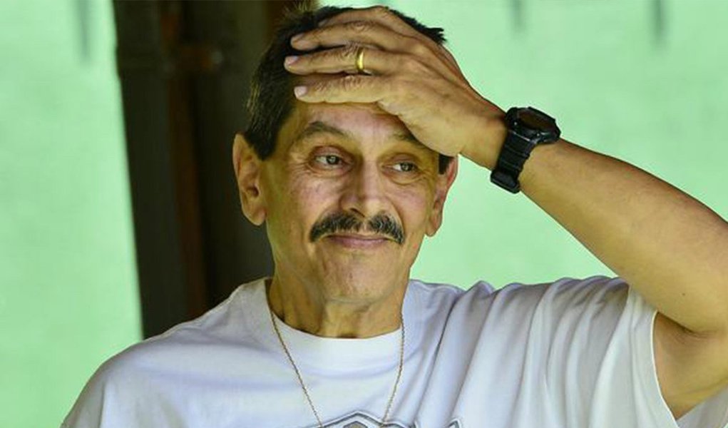 Além da espera pela prisão, o seu "bebê", que vai demorar até segunda-feira, segundo a PF, o delator do chamado "esquema do mensalão" aguarda também seu médico particular chegar à sua residência para preparar um atestado médico, para que ele tenha autorização de levar seus vinte medicamentos para a cadeia; Jefferson teve a prisão decretada nessa sexta-feira, 21, pelo presidente do Supremo Tribunal Federal, Joaquim Barbosa; "Estou esperando. Não tem mandado. Falei com os meus advogados e eu vou esperar. Vou fazer o quê no Rio? Não vou me apresentar sem mandado", afirmou o petebista (Foto: Aquiles Lins) Além da espera pela prisão, o seu "bebê", que vai demorar até segunda-feira, segundo a PF, o delator do chamado "esquema do mensalão" aguarda também seu médico particular chegar à sua residência para preparar um atestado médico, para que ele tenha autorização de levar seus vinte medicamentos para a cadeia; Jefferson teve a prisão decretada nessa sexta-feira, 21, pelo presidente do Supremo Tribunal Federal, Joaquim Barbosa; "Estou esperando. Não tem mandado. Falei com os meus advogados e eu vou esperar. Vou fazer o quê no Rio? Não vou me apresentar sem mandado", afirmou o petebista