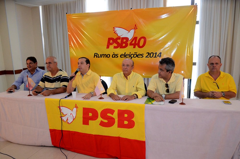 "Estamos muito otimistas na construção da candidatura do senador Valadares. Temos conversando com muitos partidos, principalmente com as lideranças do PSDB, do DEM, do PPS e outras legendas. Todo processo de construção de uma candidatura requer muita prudência, maturidade e leitura do quadro político. Não basta querer, tem que ter uma aliança que realmente dê condições de chegar ao segundo turno e à vitória. Sem dúvida ainda é a prioridade", disse Valadares Filho (Foto: Valter Lima) "Estamos muito otimistas na construção da candidatura do senador Valadares. Temos conversando com muitos partidos, principalmente com as lideranças do PSDB, do DEM, do PPS e outras legendas. Todo processo de construção de uma candidatura requer muita prudência, maturidade e leitura do quadro político. Não basta querer, tem que ter uma aliança que realmente dê condições de chegar ao segundo turno e à vitória. Sem dúvida ainda é a prioridade", disse Valadares Filho
