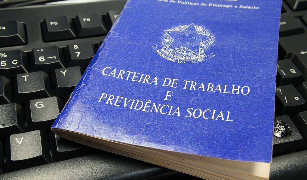 Índice registrou leve queda de 0,9 ponto percentual no primeiro trimestre em relação ao mesmo período do ano passado, ao recuar de 8% para 7,1%, mas na comparação com o quarto trimestre do ano passado, o desemprego subiu 0,9 ponto percentual, ao passar de 6,2% para 7,1%; dados são da nova pesquisa do IBGE sobre o mercado de trabalho, a PNAD Contínua (Foto: Gisele Federicce) Índice registrou leve queda de 0,9 ponto percentual no primeiro trimestre em relação ao mesmo período do ano passado, ao recuar de 8% para 7,1%, mas na comparação com o quarto trimestre do ano passado, o desemprego subiu 0,9 ponto percentual, ao passar de 6,2% para 7,1%; dados são da nova pesquisa do IBGE sobre o mercado de trabalho, a PNAD Contínua