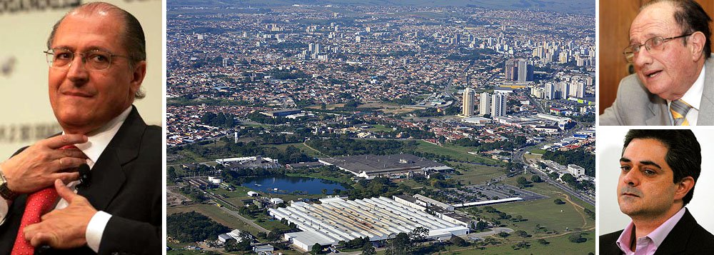 Depois das denúncias no metrô, envolvendo as empresas Siemens e Alstom, governador de São Paulo, Geraldo Alckmin, terá que explicar a Fundação para o Desenvolvimento da Educação, que, nos últimos anos, liberou mais de R$ 700 milhões em bolsas universitárias; até recentemente, a FDE era comandada por José Bernardo Ortiz, homem de total confiança de Alckmin; ontem, o filho dele, José Bernardo Ortiz Júnior, teve seu mandato cassado na Prefeitura de Taubaté por desvios na FDE (Foto: Leonardo Attuch) Depois das denúncias no metrô, envolvendo as empresas Siemens e Alstom, governador de São Paulo, Geraldo Alckmin, terá que explicar a Fundação para o Desenvolvimento da Educação, que, nos últimos anos, liberou mais de R$ 700 milhões em bolsas universitárias; até recentemente, a FDE era comandada por José Bernardo Ortiz, homem de total confiança de Alckmin; ontem, o filho dele, José Bernardo Ortiz Júnior, teve seu mandato cassado na Prefeitura de Taubaté por desvios na FDE