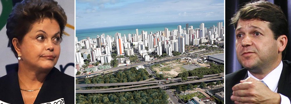 Para evitar constrangimentos, o palácio do Planalto cancelou a visita que a presidente Dilma Rousseff (PT) faria ao Recife e a Caruaru no próximo dia 3. A pendenga começou por conta das obras da inauguração da Via Mangue, inicialmente marcada para o dia 3 e que foi adiada pela Prefeitura do Recife para o dia 8, alegando razões técnicas; extraoficialmente, porém, comenta-se que o cancelamento teria sido motivado pela possibilidade de manifestações contrárias à presidente; a agenda conjunta que a petista terá com o ex-presidente Lula nos dias 13 e 14 está mantida e a fatura da participação do governo federal na obra deverá ser cobrada (Foto: Paulo Emílio) Para evitar constrangimentos, o palácio do Planalto cancelou a visita que a presidente Dilma Rousseff (PT) faria ao Recife e a Caruaru no próximo dia 3. A pendenga começou por conta das obras da inauguração da Via Mangue, inicialmente marcada para o dia 3 e que foi adiada pela Prefeitura do Recife para o dia 8, alegando razões técnicas; extraoficialmente, porém, comenta-se que o cancelamento teria sido motivado pela possibilidade de manifestações contrárias à presidente; a agenda conjunta que a petista terá com o ex-presidente Lula nos dias 13 e 14 está mantida e a fatura da participação do governo federal na obra deverá ser cobrada