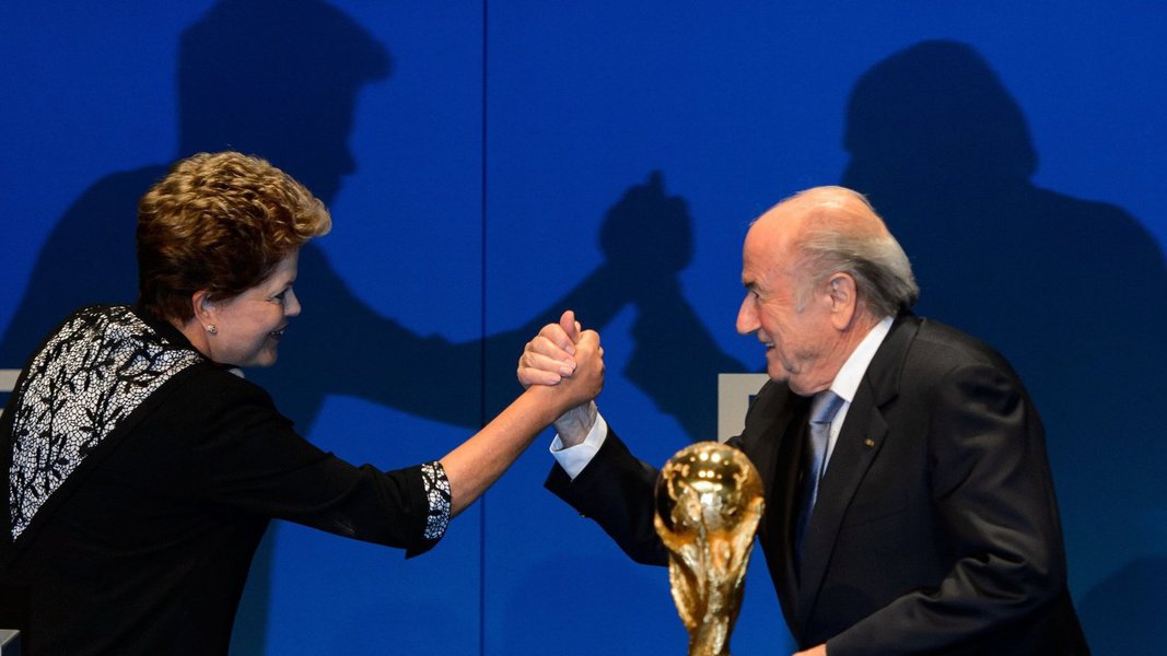 Presidente da Fifa terá um encontro em Brasília com a presidente Dilma Rousseff em 2 de junho, a 10 dias do Mundial; "Minha primeira visita será naturalmente à senhora Dilma Rousseff, a presidente, é uma questão de educação, respeito, e para desejar a ela tudo de melhor, e ela fará mesmo por mim porque estamos mo mesmo barco", disse Joseph Blatter
(Foto: Gisele Federicce) Presidente da Fifa terá um encontro em Brasília com a presidente Dilma Rousseff em 2 de junho, a 10 dias do Mundial; "Minha primeira visita será naturalmente à senhora Dilma Rousseff, a presidente, é uma questão de educação, respeito, e para desejar a ela tudo de melhor, e ela fará mesmo por mim porque estamos mo mesmo barco", disse Joseph Blatter