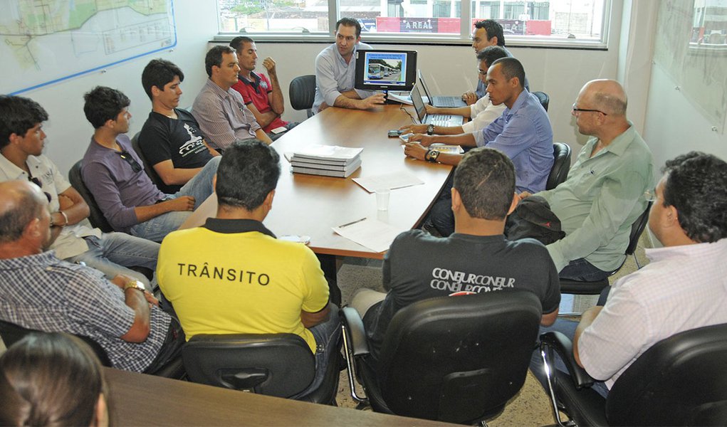 O Sindicato das Empresas de Transporte Coletivo Urbano de Passageiros do Tocantins (Seturb) encaminhou, no dia 18 de dezembro de 2013, uma proposta de revisão da tarifa do transporte coletivo, solicitando um aumento de R$ 2,50 para R$ 2,86 na tarifa, equivalente a 14,36% de aumento; para analisar o assunto foi montada uma comissão e um estudo foi elaborado; as informações serão apresentadas aos conselheiros na reunião ordinária do CMAMT que ocorrerá na próxima quinta-feira, 24, às 14h, no auditório do Instituto de Previdência Social do Município de Palmas (PreviPalmas) (Foto: Aquiles Lins) O Sindicato das Empresas de Transporte Coletivo Urbano de Passageiros do Tocantins (Seturb) encaminhou, no dia 18 de dezembro de 2013, uma proposta de revisão da tarifa do transporte coletivo, solicitando um aumento de R$ 2,50 para R$ 2,86 na tarifa, equivalente a 14,36% de aumento; para analisar o assunto foi montada uma comissão e um estudo foi elaborado; as informações serão apresentadas aos conselheiros na reunião ordinária do CMAMT que ocorrerá na próxima quinta-feira, 24, às 14h, no auditório do Instituto de Previdência Social do Município de Palmas (PreviPalmas)