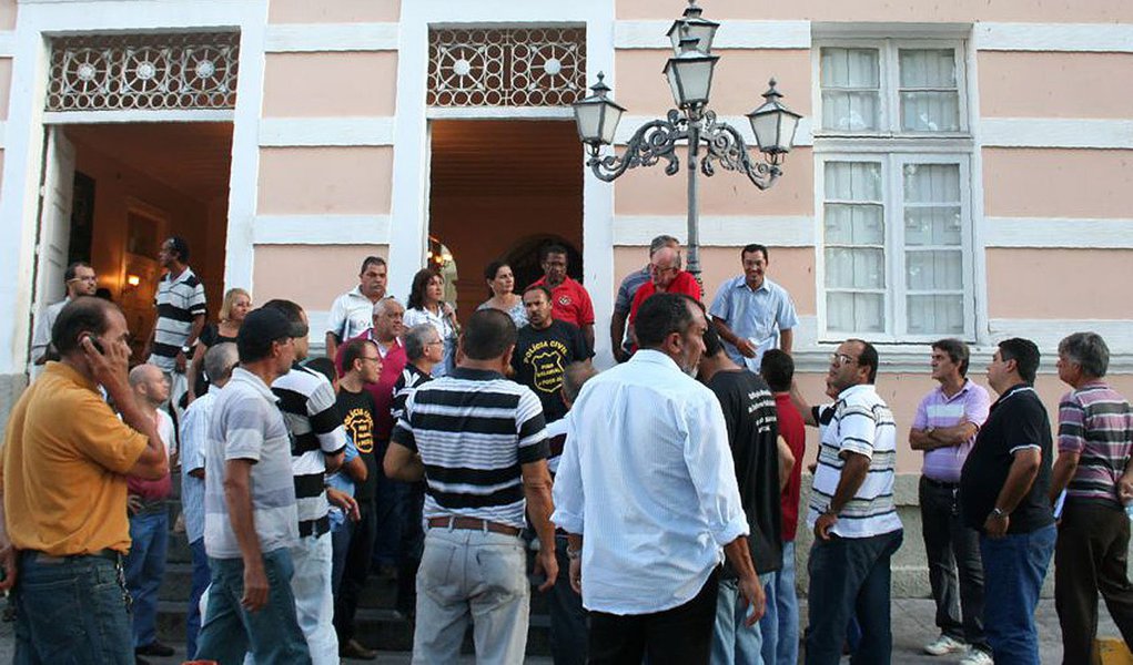 Os policiais civis decidem hoje (28) à tarde, em assembleia geral convocada pelo sindicato, se entram em greve a partir do carnaval. Eles também vão avaliar a operação padrão, deflagrada desde o dia 7 de fevereiro, e como está o diálogo com o governo do Estado acerca da pauta de reivindicações (Foto: Voney Malta) Os policiais civis decidem hoje (28) à tarde, em assembleia geral convocada pelo sindicato, se entram em greve a partir do carnaval. Eles também vão avaliar a operação padrão, deflagrada desde o dia 7 de fevereiro, e como está o diálogo com o governo do Estado acerca da pauta de reivindicações