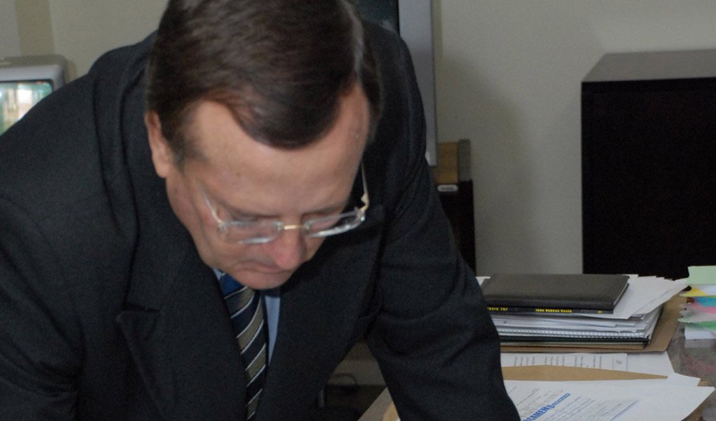 Eterno Inácio da Silva, Mário José de Oliveira e Ailson Alves da Costa alegam que a companhia reduziu seus vencimentos ao patamar do teto constitucional, por meio de descontos em suas gratificações, ferindo seus direitos; magistrado José Proto de Oliveira, da 3ª Vara de Fazenda Pública Municipal (foto), observou que o extrapolamento do teto ocorreu em decorrência de vantagens pessoais (Foto: Realle Palazzo-Martini) Eterno Inácio da Silva, Mário José de Oliveira e Ailson Alves da Costa alegam que a companhia reduziu seus vencimentos ao patamar do teto constitucional, por meio de descontos em suas gratificações, ferindo seus direitos; magistrado José Proto de Oliveira, da 3ª Vara de Fazenda Pública Municipal (foto), observou que o extrapolamento do teto ocorreu em decorrência de vantagens pessoais