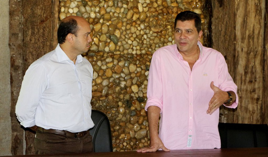 A agenda programática de Sandoval com o PP da Capital inclui questões pontuais, tanto em relação à execução das obras já acordadas com a Prefeitura de Palmas, quanto a inclusão de propostas específicas para a cidade em seu programa de governo; as articulações já estão sendo feitas pelo secretário de Relações Institucionais de Palmas, Adir Gentil, e pelo presidente metropolitano do PP, Tiago Andrino; a medida visa a minimiza a resistência do prefeito de Palmas, Carlos Amastha, que antes era entusiasta da aliança PP-SD, mas nesta quinta-feira classificou o apoio como "irresponsável, prematuro e autoritário" (Foto: Aquiles Lins) A agenda programática de Sandoval com o PP da Capital inclui questões pontuais, tanto em relação à execução das obras já acordadas com a Prefeitura de Palmas, quanto a inclusão de propostas específicas para a cidade em seu programa de governo; as articulações já estão sendo feitas pelo secretário de Relações Institucionais de Palmas, Adir Gentil, e pelo presidente metropolitano do PP, Tiago Andrino; a medida visa a minimiza a resistência do prefeito de Palmas, Carlos Amastha, que antes era entusiasta da aliança PP-SD, mas nesta quinta-feira classificou o apoio como "irresponsável, prematuro e autoritário"