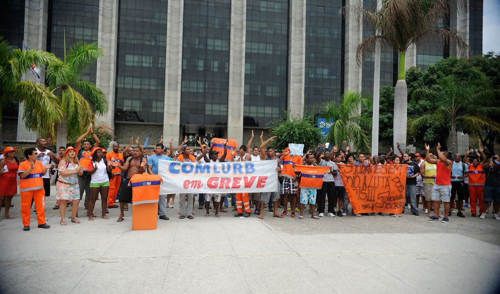 Cerca de 500 garis que se reuniram em frente à Companhia Municipal de Limpeza Urbana (Comlurb) decidiram pela continuidade da greve, iniciada há cinco dias; tanto a Comlurb como a própria categoria não sabem informar a quantidade de garis que estão de braços cruzados; não há esquema alternativo para amenizar os efeitos da paralisação; companhia emprega 15 mil profissionais (Foto: Leonardo Lucena) Cerca de 500 garis que se reuniram em frente à Companhia Municipal de Limpeza Urbana (Comlurb) decidiram pela continuidade da greve, iniciada há cinco dias; tanto a Comlurb como a própria categoria não sabem informar a quantidade de garis que estão de braços cruzados; não há esquema alternativo para amenizar os efeitos da paralisação; companhia emprega 15 mil profissionais