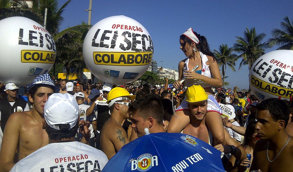 A Operação Lei Seca, da Secretaria de Governo do Rio de Janeiro, vai aumentar a fiscalização durante o carnaval, inclusive durante o dia; até o dia 9 de março, haverá equipe nos pontos de maior movimentação de foliões; além das blitze, a operação vai intensificar as ações de conscientização para evitar acidentes de trânsito causados por motoristas alcoolizados (Foto: Leonardo Lucena) A Operação Lei Seca, da Secretaria de Governo do Rio de Janeiro, vai aumentar a fiscalização durante o carnaval, inclusive durante o dia; até o dia 9 de março, haverá equipe nos pontos de maior movimentação de foliões; além das blitze, a operação vai intensificar as ações de conscientização para evitar acidentes de trânsito causados por motoristas alcoolizados