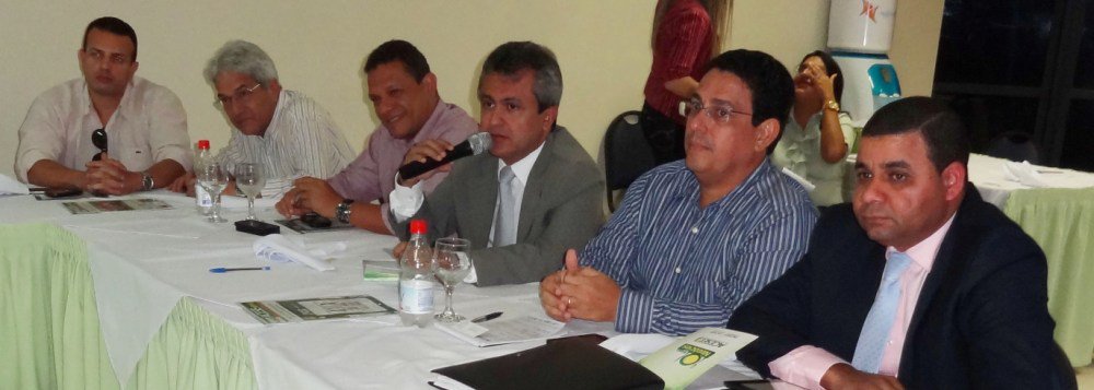 Reunião-almoço do Fórum Empresarial de Sergipe na terça-feira (20) recebeu o secretário estadual do Turismo, Elber Batalha Filho; ele defendeu a "abertura dos céus do Brasil" para que companhias aéreas de outros países possam voar no país; presidente do fórum, Roger Barros, afirmou que "Sergipe carece de uma política sustentável" (Foto: Valter Lima) Reunião-almoço do Fórum Empresarial de Sergipe na terça-feira (20) recebeu o secretário estadual do Turismo, Elber Batalha Filho; ele defendeu a "abertura dos céus do Brasil" para que companhias aéreas de outros países possam voar no país; presidente do fórum, Roger Barros, afirmou que "Sergipe carece de uma política sustentável"