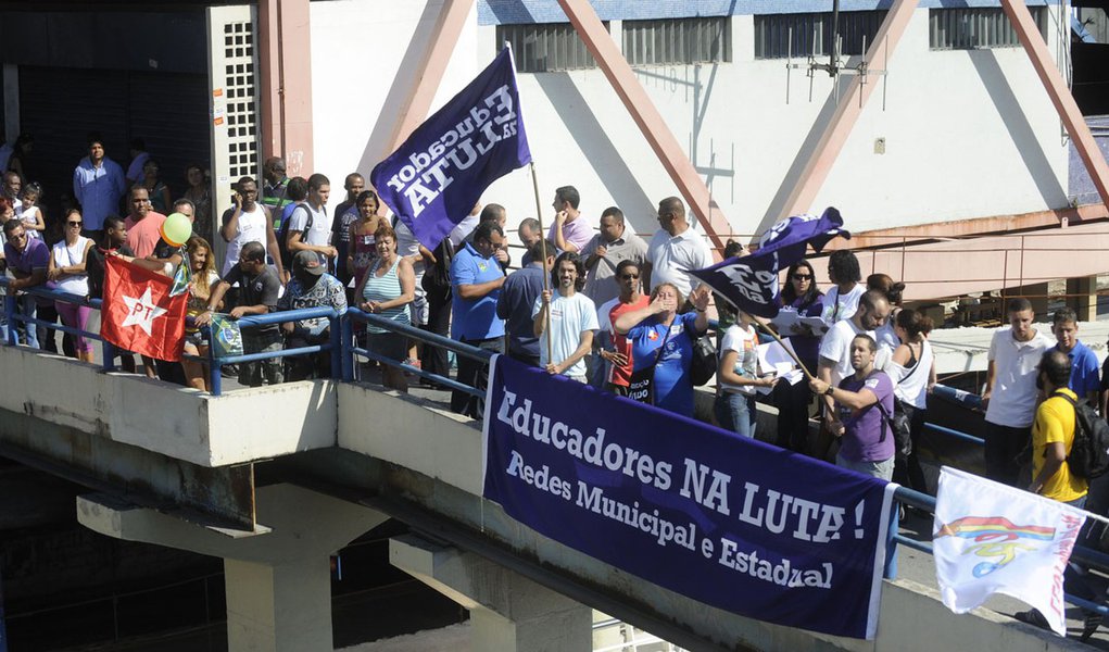 Gritando a palavra de ordem "não tem arrego" durante assembleia realizada na tarde desta quinta-feira 5, os professores decidiram manter a paralisação até o dia 13, mas antes, na próxima segunda-feira 9, vão realizar um ato unificado marcado para as 10h, na Candelária; docentes das duas redes reivindicam 20% de reajuste salarial, entre outros benefícios (Foto: Gisele Federicce) Gritando a palavra de ordem "não tem arrego" durante assembleia realizada na tarde desta quinta-feira 5, os professores decidiram manter a paralisação até o dia 13, mas antes, na próxima segunda-feira 9, vão realizar um ato unificado marcado para as 10h, na Candelária; docentes das duas redes reivindicam 20% de reajuste salarial, entre outros benefícios