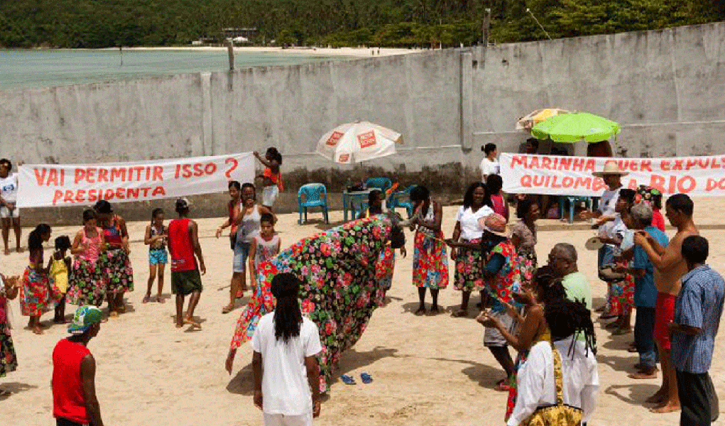 Um após a presidente Dilma Rousseff deixar a Base Naval de Aratu, em Salvador, onde passou dez dias de férias, militares que moram e trabalham no local voltaram a entrar em conflito com os moradores do Quilombo Rio dos Macacos, com quem disputam judicialmente a área; a líder do movimento, Rose Meire dos Santos Silva, e seu irmão Edinei foram presos e alegaram ter sofrido agressão física na segunda (7); o Comando do 2º Distrito Naval confirmou detenção, mas afirmou que elas foram causadas por ofensas e ameaças (Foto: Romulo Faro) Um após a presidente Dilma Rousseff deixar a Base Naval de Aratu, em Salvador, onde passou dez dias de férias, militares que moram e trabalham no local voltaram a entrar em conflito com os moradores do Quilombo Rio dos Macacos, com quem disputam judicialmente a área; a líder do movimento, Rose Meire dos Santos Silva, e seu irmão Edinei foram presos e alegaram ter sofrido agressão física na segunda (7); o Comando do 2º Distrito Naval confirmou detenção, mas afirmou que elas foram causadas por ofensas e ameaças