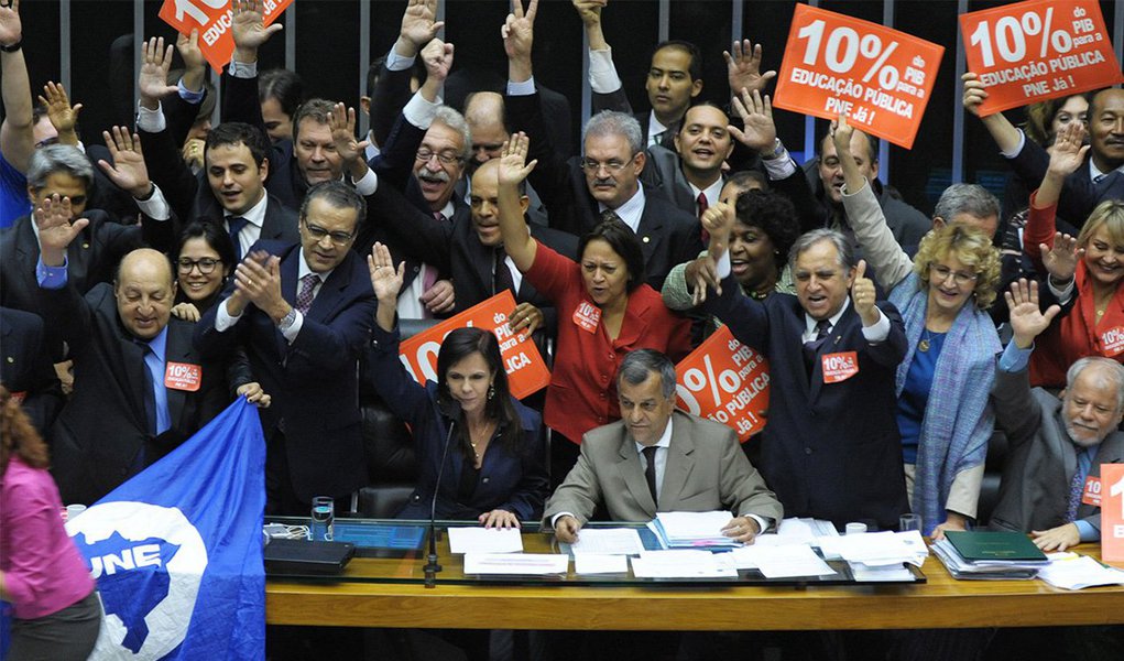 Entre as novidades do texto-base do Plano Nacional de Educação está a meta de atingir a aplicação de 10% do Produto Interno Bruto (PIB) em educação pública ao final dos dez anos de vigência do novo plano; em seu pronunciamento em defesa do Plano, a deputada Professora Dorinha (DEM) fez um apelo à bancada governista para manter o item que trata da complementação de recursos pela União; “O PNE institui o Custo Aluno Qualidade, índice que vai nos permitir saber quanto custa uma boa escola seja no Tocantins, em São Paulo e no Maranhão. O CAQ fará com que haja um salto de investimento de R$9 bilhões, que é o que a União gasta atualmente, para mais de R$46 bilhões", afirmou (Foto: Aquiles Lins) Entre as novidades do texto-base do Plano Nacional de Educação está a meta de atingir a aplicação de 10% do Produto Interno Bruto (PIB) em educação pública ao final dos dez anos de vigência do novo plano; em seu pronunciamento em defesa do Plano, a deputada Professora Dorinha (DEM) fez um apelo à bancada governista para manter o item que trata da complementação de recursos pela União; “O PNE institui o Custo Aluno Qualidade, índice que vai nos permitir saber quanto custa uma boa escola seja no Tocantins, em São Paulo e no Maranhão. O CAQ fará com que haja um salto de investimento de R$9 bilhões, que é o que a União gasta atualmente, para mais de R$46 bilhões", afirmou