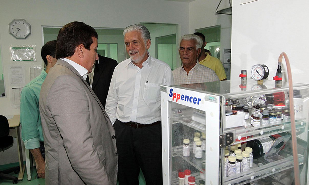 Governador Jaques Wagner cita como exemplo de sua tese o Grupo Natulab, com sede em Santo Antonio de Jesus, no Recôncavo Baiano, que inaugurou hoje unidade de produção de chás e produtos medicinais; em visita às unidades de produção da Natula, ele expressou "satisfação em acompanhar a expansão do grupo, que vai gerar aproximadamente mil empregos na região" (Foto: Romulo Faro) Governador Jaques Wagner cita como exemplo de sua tese o Grupo Natulab, com sede em Santo Antonio de Jesus, no Recôncavo Baiano, que inaugurou hoje unidade de produção de chás e produtos medicinais; em visita às unidades de produção da Natula, ele expressou "satisfação em acompanhar a expansão do grupo, que vai gerar aproximadamente mil empregos na região"