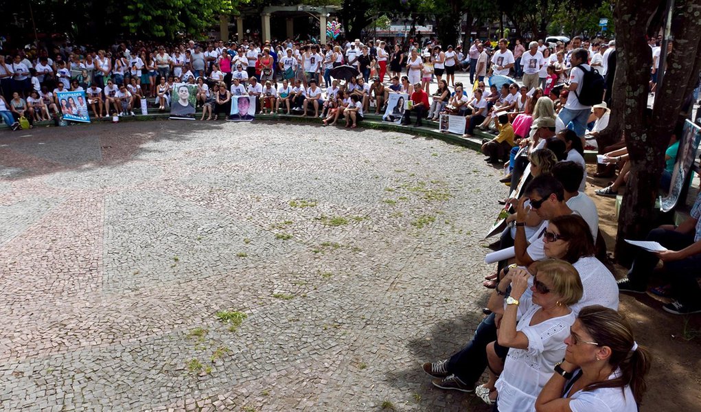 A prefeitura de Santa Maria (RS) emitiu uma notificação ao Movimento do Luto à Luta para fazer com que o grupo retire a vigília na praça Saldanha Marinho, que fica no centro do município; a barraca foi montada pela Associação dos Familiares de Vítimas e Sobrevivente da Tragédia de Santa Maria (AVTSM); segundo o Executivo municipal, a ocupação é irregular; porém, o grupo diz que só haverá desocupação à força (Foto: Leonardo Lucena) A prefeitura de Santa Maria (RS) emitiu uma notificação ao Movimento do Luto à Luta para fazer com que o grupo retire a vigília na praça Saldanha Marinho, que fica no centro do município; a barraca foi montada pela Associação dos Familiares de Vítimas e Sobrevivente da Tragédia de Santa Maria (AVTSM); segundo o Executivo municipal, a ocupação é irregular; porém, o grupo diz que só haverá desocupação à força