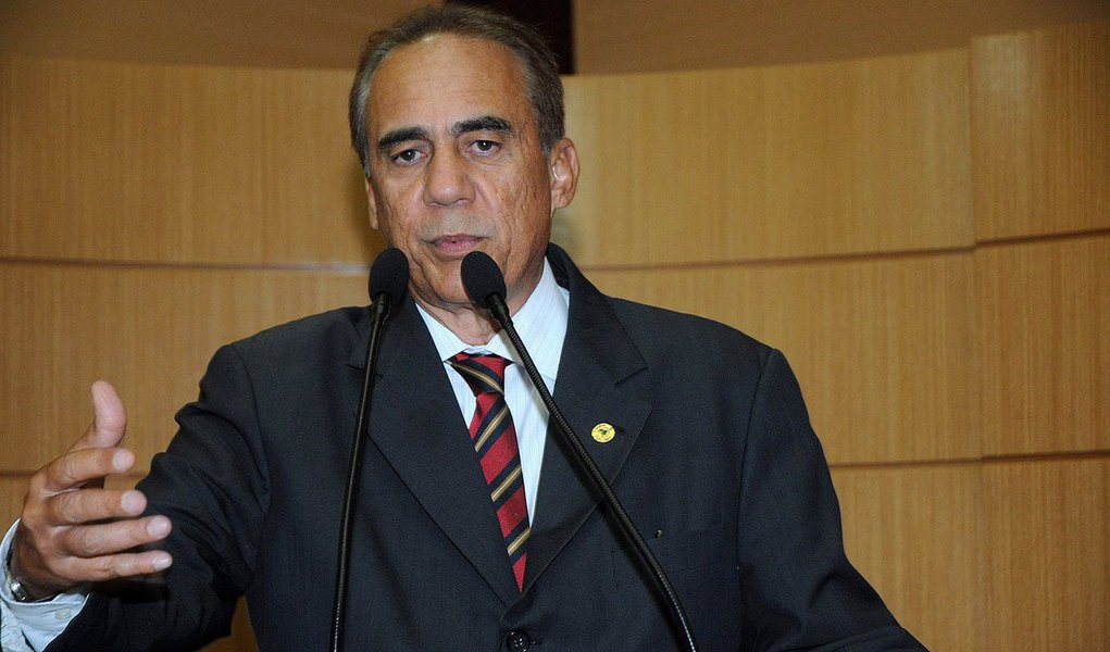 O deputado estadual Venâncio Fonseca disse que Robson Viana revelou que o governador em exercício não tem autonomia para governar e que se continuar do jeito que vai, é melhor o PMDB entregar o governo; “pelo o que disse Robson Viana, o governador não sabe quanto o Estado arrecada porque estão maquiando os dados, os números do governo. Vejam a gravidade dessa declaração”, afirmou o líder da oposição (Foto: Valter Lima) O deputado estadual Venâncio Fonseca disse que Robson Viana revelou que o governador em exercício não tem autonomia para governar e que se continuar do jeito que vai, é melhor o PMDB entregar o governo; “pelo o que disse Robson Viana, o governador não sabe quanto o Estado arrecada porque estão maquiando os dados, os números do governo. Vejam a gravidade dessa declaração”, afirmou o líder da oposição