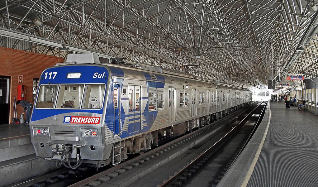 A Trensurb informou, por meio de nota que adotará medidas judiciais com o objetivo de garantir a retomada da circulação de trens na Região Metropolitana de Porto Alegre; de acordo com a empresa, a greve da categoria é considerada abusiva; "Os motivos apresentados extrapolam as relações de trabalho", diz o texto (Foto: Leonardo Lucena) A Trensurb informou, por meio de nota que adotará medidas judiciais com o objetivo de garantir a retomada da circulação de trens na Região Metropolitana de Porto Alegre; de acordo com a empresa, a greve da categoria é considerada abusiva; "Os motivos apresentados extrapolam as relações de trabalho", diz o texto
