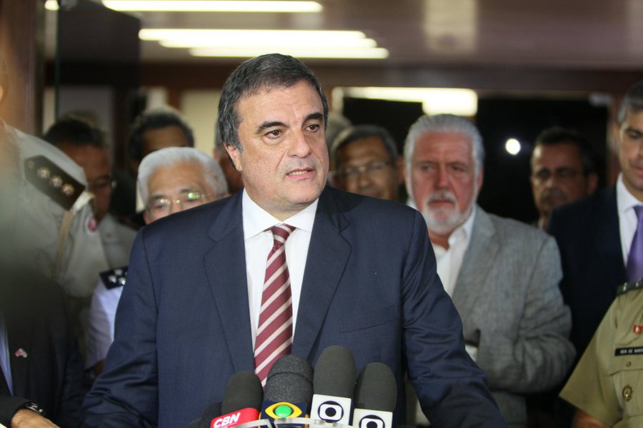 "Temos desde 1988 a mais democrática das constituições brasileiras, com garantia das liberdades de manifestação, de reunião e de vários outros direitos. Um deles é o direito à segurança pública. Por isto, a Constituição também coloca certos limites à ação de agentes públicos. E neste caso houve clara violação do texto constitucional. Não é possível que tenhamos um interesse corporativo se sobrepondo ao direito da população", disse em coletiva o ministro da Justiça, Eduardo Cardozo, após anúncio do fim da greve da PM-BA (Foto: Romulo Faro) "Temos desde 1988 a mais democrática das constituições brasileiras, com garantia das liberdades de manifestação, de reunião e de vários outros direitos. Um deles é o direito à segurança pública. Por isto, a Constituição também coloca certos limites à ação de agentes públicos. E neste caso houve clara violação do texto constitucional. Não é possível que tenhamos um interesse corporativo se sobrepondo ao direito da população", disse em coletiva o ministro da Justiça, Eduardo Cardozo, após anúncio do fim da greve da PM-BA