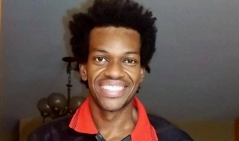 A Justiça do Rio de Janeiro arquivou processo contra o ator Vinícius Romão de Souza; ee ficou preso por 16 dias, depois de ter sido erroneamente identificado como assaltante; depois de a vítima ter reconhecido o equívoco, a 33ª Vara Criminal do Rio de Janeiro atendeu ao Ministério Público Estadual que pedia o arquivamento do caso. (Foto: Leonardo Lucena) A Justiça do Rio de Janeiro arquivou processo contra o ator Vinícius Romão de Souza; ee ficou preso por 16 dias, depois de ter sido erroneamente identificado como assaltante; depois de a vítima ter reconhecido o equívoco, a 33ª Vara Criminal do Rio de Janeiro atendeu ao Ministério Público Estadual que pedia o arquivamento do caso.