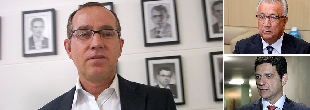 Quem diz isso é o vereador Josenito Vitale, o Nitinho; ele diz que o DEM "deve sair com uma chapa com o Governo do Estado"; "O apoio a Jackson Barreto é o melhor caminho para mudar a cara de Aracaju e de Sergipe, principalmente na Saúde, para transformar a atual situação"; afirmou; mas faz ponderações sobre o PT: "Meu desejo pessoal, neste primeiro momento, é não formar chapa com Rogério Carvalho, até porque ele não acrescenta. Ele não agrega nem mesmo dentro do partido dele. Ele pode prejudicar o projeto político de Jackson. O PT tem outros nomes quem podem se somar" (Foto: Valter Lima) Quem diz isso é o vereador Josenito Vitale, o Nitinho; ele diz que o DEM "deve sair com uma chapa com o Governo do Estado"; "O apoio a Jackson Barreto é o melhor caminho para mudar a cara de Aracaju e de Sergipe, principalmente na Saúde, para transformar a atual situação"; afirmou; mas faz ponderações sobre o PT: "Meu desejo pessoal, neste primeiro momento, é não formar chapa com Rogério Carvalho, até porque ele não acrescenta. Ele não agrega nem mesmo dentro do partido dele. Ele pode prejudicar o projeto político de Jackson. O PT tem outros nomes quem podem se somar"