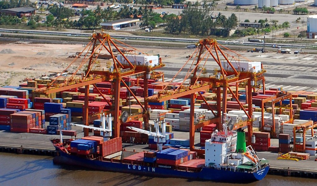 A movimentação de cargas no Complexo Industrial e Portuário de Suape cresceu 42% no mês janeiro ante o mesmo período do ano passado, chegando a 1.316.788 de toneladas, e ultrapassando em 2,3% o último recorde de movimentação mensal, que havia sido de 1.280.460 de toneladas em setembro de 2013; a alta se deve, principalmente, à maior movimentação dos graneis líquidos, que chegou a 763 mil toneladas, correspondendo a 58% da carga total do mês (Foto: Paulo Emílio) A movimentação de cargas no Complexo Industrial e Portuário de Suape cresceu 42% no mês janeiro ante o mesmo período do ano passado, chegando a 1.316.788 de toneladas, e ultrapassando em 2,3% o último recorde de movimentação mensal, que havia sido de 1.280.460 de toneladas em setembro de 2013; a alta se deve, principalmente, à maior movimentação dos graneis líquidos, que chegou a 763 mil toneladas, correspondendo a 58% da carga total do mês