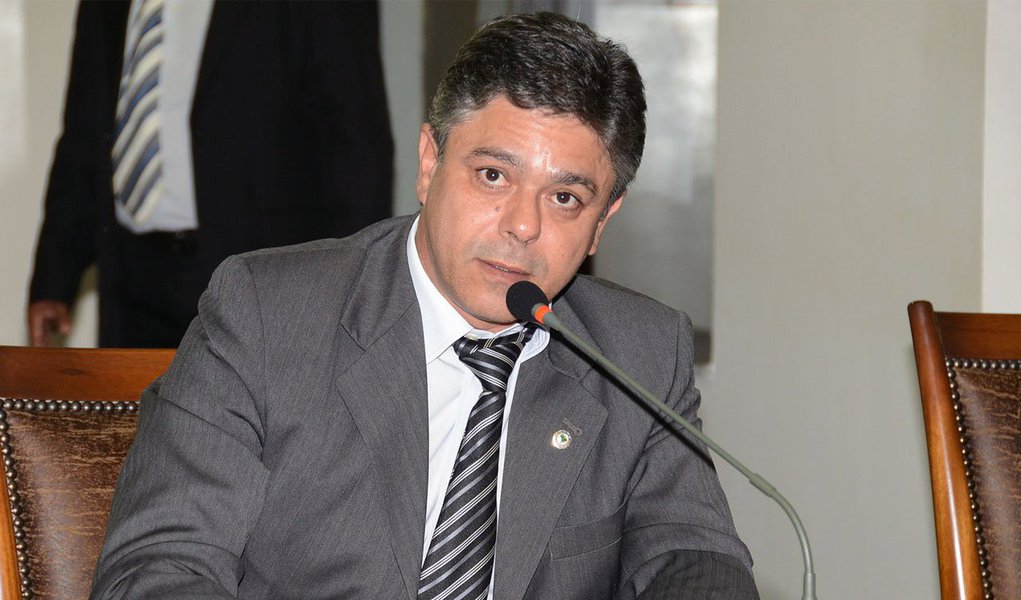 A CPI presidida pelo deputado Eduardo do Dertins (PPS) quer saber também qual é a participação percentual societária do Estado do Tocantins na empresa, os valores da negociação e sua efetivação, bem como maiores esclarecimentos sobre o contrato de venda da parte da EMZA para a Foz/Saneatins, entre outros questionamentos; foram convocados o diretor presidente e diretor vice-presidente da empreiteira EMSA, Anibal Crosara Júnior e José Correa Crosara, respectivamente, e o presidente da Foz/Saneatins, Mário Amaro (Foto: Aquiles Lins) A CPI presidida pelo deputado Eduardo do Dertins (PPS) quer saber também qual é a participação percentual societária do Estado do Tocantins na empresa, os valores da negociação e sua efetivação, bem como maiores esclarecimentos sobre o contrato de venda da parte da EMZA para a Foz/Saneatins, entre outros questionamentos; foram convocados o diretor presidente e diretor vice-presidente da empreiteira EMSA, Anibal Crosara Júnior e José Correa Crosara, respectivamente, e o presidente da Foz/Saneatins, Mário Amaro