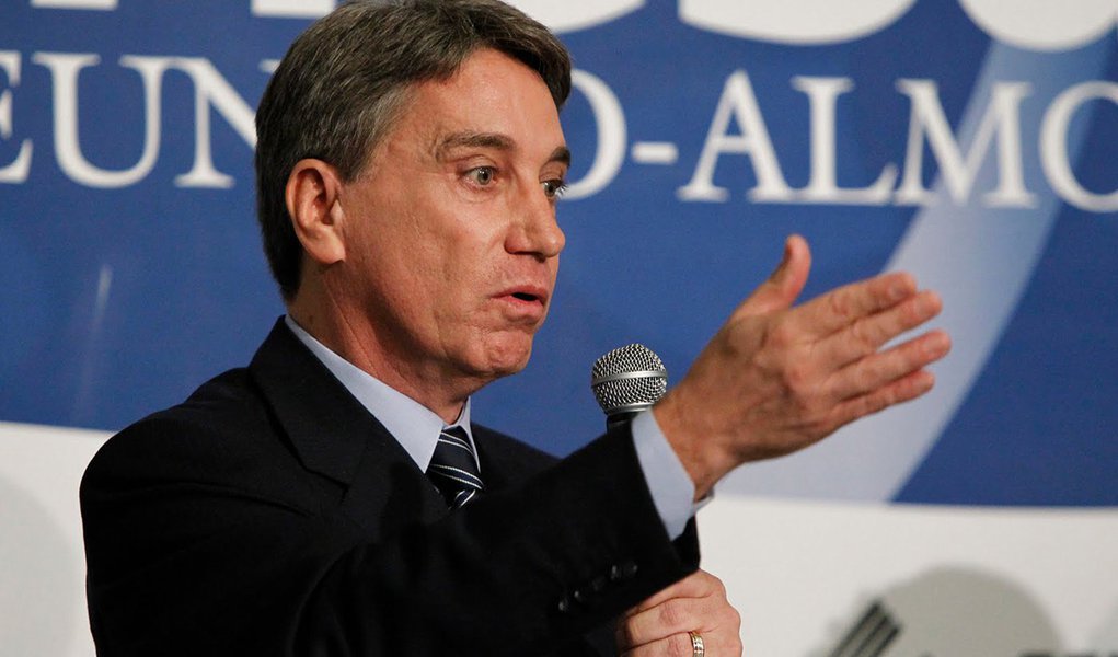 O ex-governador do Rio Grande do Sul Germano Rigotto (PMDB) não disputará mais uma cadeira no Senado em consequência do seu correligionário e senador Pedro Simon decidir concorrer a um novo mandato; "Através do Instituto Reformar, que presido, seguirei o trabalho que venho fazendo, procurando formar opinião e fortalecer as causas e as transformações necessárias para o Brasil e o Rio Grande que desejamos", disse Rigotto (Foto: Leonardo Lucena) O ex-governador do Rio Grande do Sul Germano Rigotto (PMDB) não disputará mais uma cadeira no Senado em consequência do seu correligionário e senador Pedro Simon decidir concorrer a um novo mandato; "Através do Instituto Reformar, que presido, seguirei o trabalho que venho fazendo, procurando formar opinião e fortalecer as causas e as transformações necessárias para o Brasil e o Rio Grande que desejamos", disse Rigotto