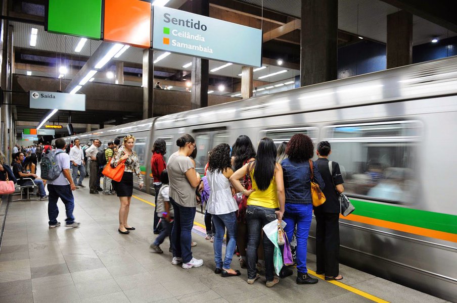 A Secretaria de Administração Pública do Distrito Federal confirmou o corte de ponto dos metroviários em greve, atendendo à determinação do governador Agnelo Queiroz (PT); o desconto deverá vir na folha de maio; o Tribunal Regional do Trabalho (TRT) havia determinado a circulação de 12 veículos, porém apenas sete entraram em operação; a multa é de R$ 50 mil por dia de descumprimento (Foto: Leonardo Lucena) A Secretaria de Administração Pública do Distrito Federal confirmou o corte de ponto dos metroviários em greve, atendendo à determinação do governador Agnelo Queiroz (PT); o desconto deverá vir na folha de maio; o Tribunal Regional do Trabalho (TRT) havia determinado a circulação de 12 veículos, porém apenas sete entraram em operação; a multa é de R$ 50 mil por dia de descumprimento