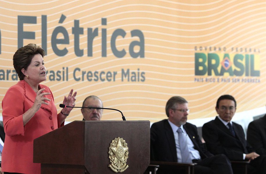 Em janeiro de 2013, começou a vigorar a redução média de 20% das tarifas de energia elétrica, por determinação da presidente Dilma; em evento recente, o ministro de Minas e Energia, Edison Lobão, disse que o governo vai continuar buscando a modicidade tarifária e a manutenção da redução dos 20% nas tarifas (Foto: Leonardo Attuch) Em janeiro de 2013, começou a vigorar a redução média de 20% das tarifas de energia elétrica, por determinação da presidente Dilma; em evento recente, o ministro de Minas e Energia, Edison Lobão, disse que o governo vai continuar buscando a modicidade tarifária e a manutenção da redução dos 20% nas tarifas