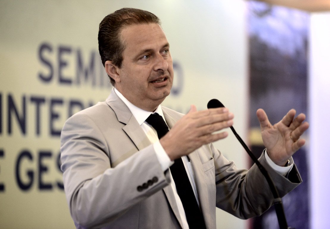 Depois de se declarar abertamente contra o aborto, o presidenciável do PSB, Eduardo Campos (PE), afirmou ter uma postura contrária também com relação à redução da maioridade penal; de acordo com ele, a diminuição da idade mínima não será o suficiente para resolver o problema da criminalidade no Brasil, que só melhoraria com investimentos em educação; “Se você não cuidar de gerar trabalho, renda e educação de qualidade, você vai reduzir para 16, depois para 14, depois para 12 e não vai resolver o problema. As crianças não entram na criminalidade porque já nascem com essa índole, essa tendência. É a falta de oportunidade”, disse (Foto: Mariana Almeida) Depois de se declarar abertamente contra o aborto, o presidenciável do PSB, Eduardo Campos (PE), afirmou ter uma postura contrária também com relação à redução da maioridade penal; de acordo com ele, a diminuição da idade mínima não será o suficiente para resolver o problema da criminalidade no Brasil, que só melhoraria com investimentos em educação; “Se você não cuidar de gerar trabalho, renda e educação de qualidade, você vai reduzir para 16, depois para 14, depois para 12 e não vai resolver o problema. As crianças não entram na criminalidade porque já nascem com essa índole, essa tendência. É a falta de oportunidade”, disse