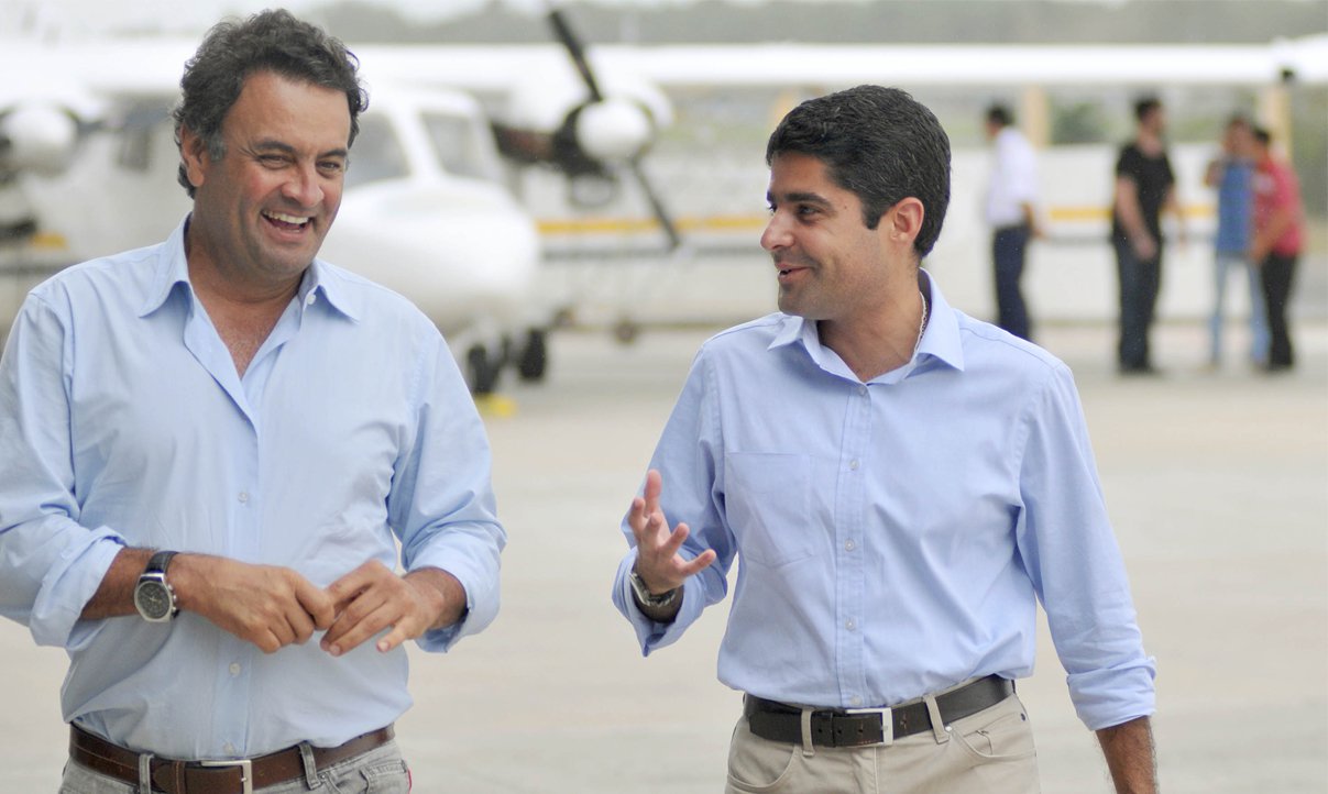 Tucano aproveitará alta popularidade do prefeito mais bem avaliado do Brasil e estará no camarote oficial da Prefeitura de Salvador na noite da sexta-feira próxima; mas a folia não impedirá as conversas sobre as movimentações para o pleito que se aproxima e Aécio Neves conversará mais uma vez com ACM Neto acerca de sua candidatura, pois, como é sabido, há quem tema possibilidade de o democrata não entrar de corpo e alma em sua campanha e ficar mais neutro para não assumir posição contrária à presidente Dilma Rousseff (Foto: Romulo Faro) Tucano aproveitará alta popularidade do prefeito mais bem avaliado do Brasil e estará no camarote oficial da Prefeitura de Salvador na noite da sexta-feira próxima; mas a folia não impedirá as conversas sobre as movimentações para o pleito que se aproxima e Aécio Neves conversará mais uma vez com ACM Neto acerca de sua candidatura, pois, como é sabido, há quem tema possibilidade de o democrata não entrar de corpo e alma em sua campanha e ficar mais neutro para não assumir posição contrária à presidente Dilma Rousseff