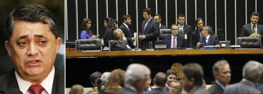 Ao 247, o deputado federal José Guimarães (PT-CE), ex-líder do PT na Câmara, disse, nesta terça-feira (11), que é preciso "dar um freio de arrumação e chamar o feito a ordem de uma vez por todas" em toda esta celeuma envolvendo a relação entre o seu partido e o PMDB; ele sugere que "as lideranças do PT, do PMDB e do governo se sentem para discutir a relação"; "Não pode ficar nesse vale tudo, pois quem está se beneficiando disso é a oposição. Temos que distinguir o que é base e o que não base, para não ficar esse desmantelo", afirmou; ele também criticou a criação de uma comissão externa para investigar a Petrobras, aprovada a poucos instantes na Câmara; enquanto isso, o PMDB na Câmara dá força a seu líder, Eduardo Cunha, que já pregou até o rompimento com o PT (Foto: Sheila Lopes) Ao 247, o deputado federal José Guimarães (PT-CE), ex-líder do PT na Câmara, disse, nesta terça-feira (11), que é preciso "dar um freio de arrumação e chamar o feito a ordem de uma vez por todas" em toda esta celeuma envolvendo a relação entre o seu partido e o PMDB; ele sugere que "as lideranças do PT, do PMDB e do governo se sentem para discutir a relação"; "Não pode ficar nesse vale tudo, pois quem está se beneficiando disso é a oposição. Temos que distinguir o que é base e o que não base, para não ficar esse desmantelo", afirmou; ele também criticou a criação de uma comissão externa para investigar a Petrobras, aprovada a poucos instantes na Câmara; enquanto isso, o PMDB na Câmara dá força a seu líder, Eduardo Cunha, que já pregou até o rompimento com o PT