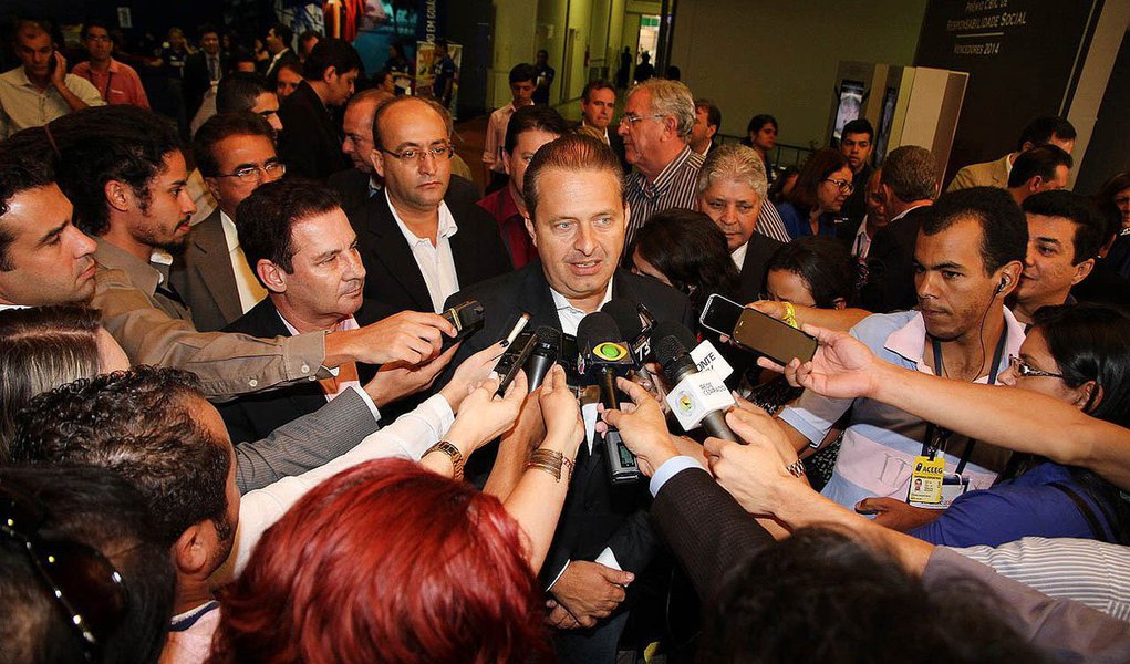 O ex-governador de Pernambuco e presidenciável pelo PSB, Eduardo Campos, disse que a gestão da presidente Dilma Rousseff (PT), sua adversária no pleito de outubro, “está reprovada”; “Ela está reprovada porque ela não entregou o que tinha o compromisso de entregar. Ela falava em desenvolvimento. O Brasil tem o menor crescimento de toda a sua história republicana, no governo Dilma", disse em entrevista ao programa É Notícia!, da Rede TV (Foto: Paulo Emílio) O ex-governador de Pernambuco e presidenciável pelo PSB, Eduardo Campos, disse que a gestão da presidente Dilma Rousseff (PT), sua adversária no pleito de outubro, “está reprovada”; “Ela está reprovada porque ela não entregou o que tinha o compromisso de entregar. Ela falava em desenvolvimento. O Brasil tem o menor crescimento de toda a sua história republicana, no governo Dilma", disse em entrevista ao programa É Notícia!, da Rede TV