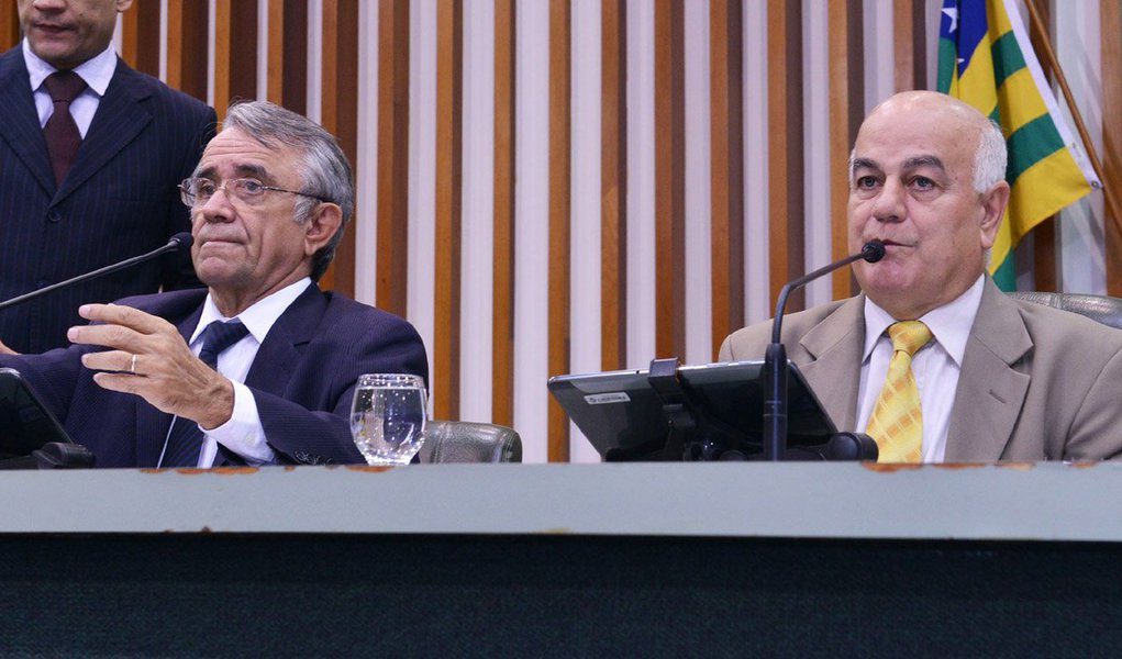 Oito novos projetos da Governadoria foram lidos na sessão ordinária de quarta-feira (12); dois deles tratam de reajustes ao funcionalismo público estadual; professores terão 8,32% em duas etapas (uma retroativo a janeiro e outra em maio); pessoal civil e militar terá 5,56%, relativo à data-base, também em duas parcelas (maio e setembro); matérias vão para comissões (Foto: Realle Palazzo-Martini) Oito novos projetos da Governadoria foram lidos na sessão ordinária de quarta-feira (12); dois deles tratam de reajustes ao funcionalismo público estadual; professores terão 8,32% em duas etapas (uma retroativo a janeiro e outra em maio); pessoal civil e militar terá 5,56%, relativo à data-base, também em duas parcelas (maio e setembro); matérias vão para comissões