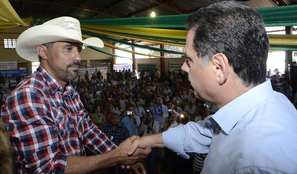 Intervenções vão beneficiar também cidades vizinhas; governador assinou 12 ordens de serviço no município, onde inaugurou, ainda, a reconstrução da GO-217, trecho Piracanjuba ao entroncamento da GO-139 (Cristianópolis), com 26,4 quilômetros de extensão; e da GO-147, trecho Piracanjuba ao entroncamento da GO-020 (Bela Vista); tucano completou 49 cidades visitadas desde que iniciou a maratona de visitas pelo interior do Estado há um mês (Foto: Realle Palazzo-Martini) Intervenções vão beneficiar também cidades vizinhas; governador assinou 12 ordens de serviço no município, onde inaugurou, ainda, a reconstrução da GO-217, trecho Piracanjuba ao entroncamento da GO-139 (Cristianópolis), com 26,4 quilômetros de extensão; e da GO-147, trecho Piracanjuba ao entroncamento da GO-020 (Bela Vista); tucano completou 49 cidades visitadas desde que iniciou a maratona de visitas pelo interior do Estado há um mês